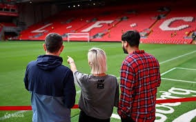 为什么球员在接捕到飞球后会迅速将球传向内野以防偷垒发生